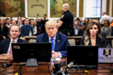 Cựu Tổng thống Donald Trump tại phòng xử án cùng với các luật sư Christopher Kise và Alina Habba trong phiên tòa xét xử gian lận dân sự tại Tòa án Tối cao Tiểu bang New York ở Thành phố New York vào ngày 06/11/2023. (Ảnh: Brendan McDermid-Pool/Getty Images)
