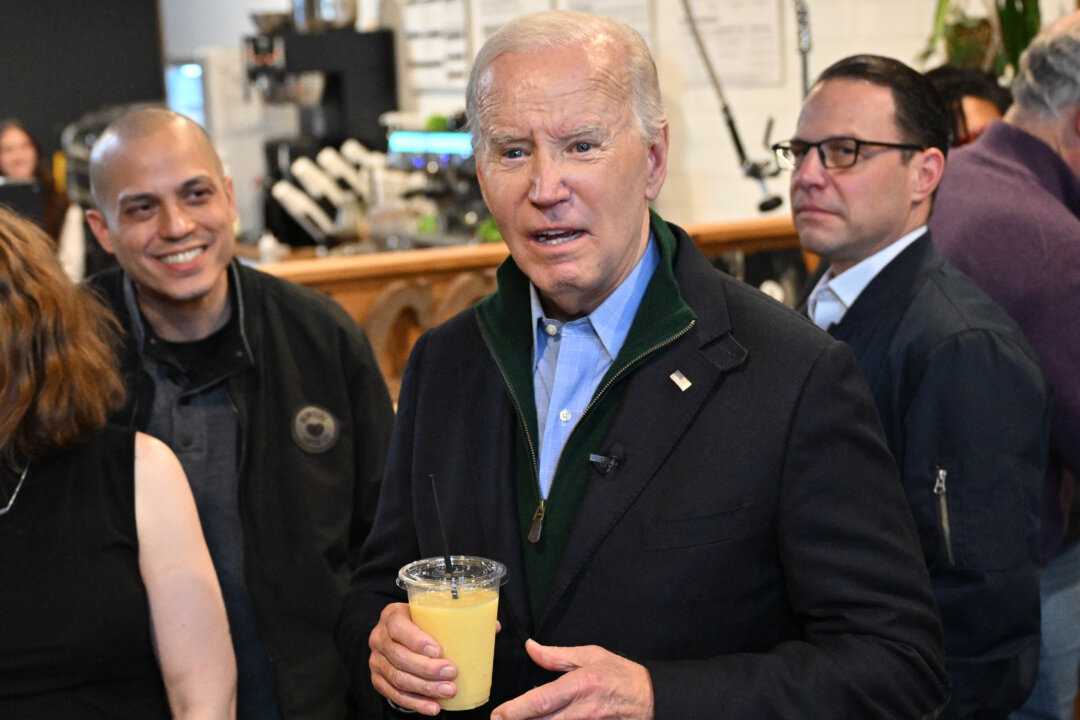 Tổng thống Joe Biden nói chuyện với các phóng viên khi ông ghé thăm một quán cà phê ở Emmaus, Pennsylvania, hôm 12/01/2024. (Ảnh: Mandel Ngan/AFP qua Getty Images)