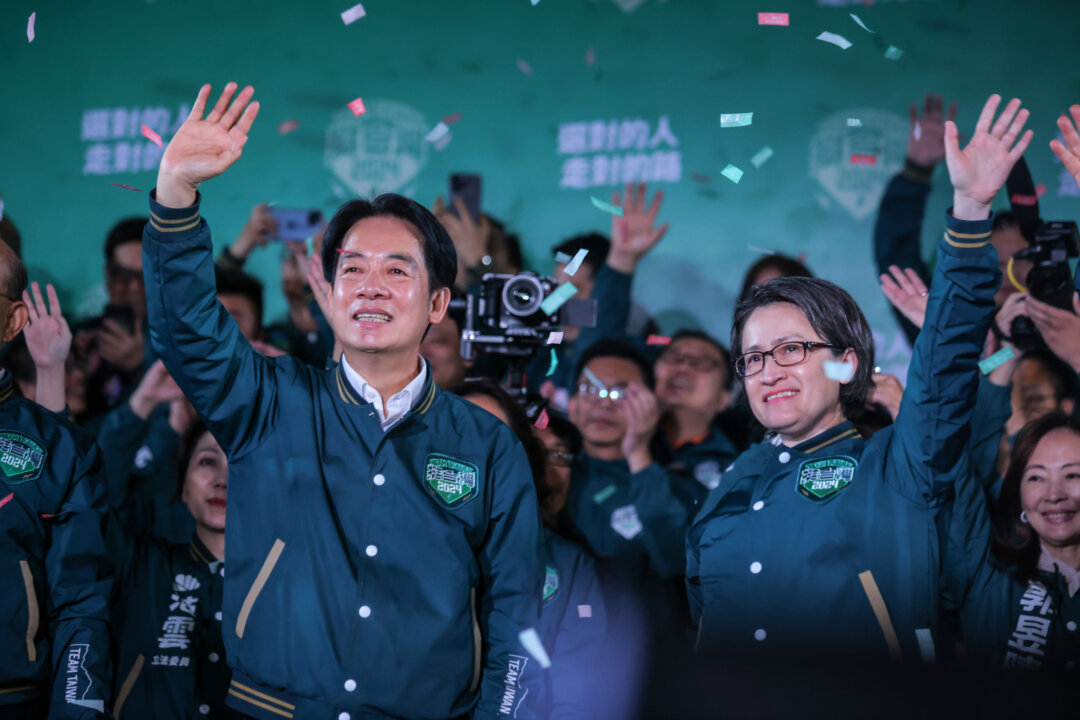 Hoa giấy bay trên sân khấu và đám đông khi Tổng thống và Phó Tổng thống đắc cử thuộc Đảng Dân Tiến (DPP) của Đài Loan Lại Thanh Đức (Lai Ching-te, ở giữa bên trái) và bà Tiêu Mỹ Cầm (Hsiao Bi-khim, ở giữa bên phải) nói chuyện trước những người ủng hộ tại một cuộc mít-tinh ở trụ sở của DPP ở Đài Bắc, Đài Loan, hôm 13/01/2024. (Ảnh: Annabelle Chih/Getty Images)