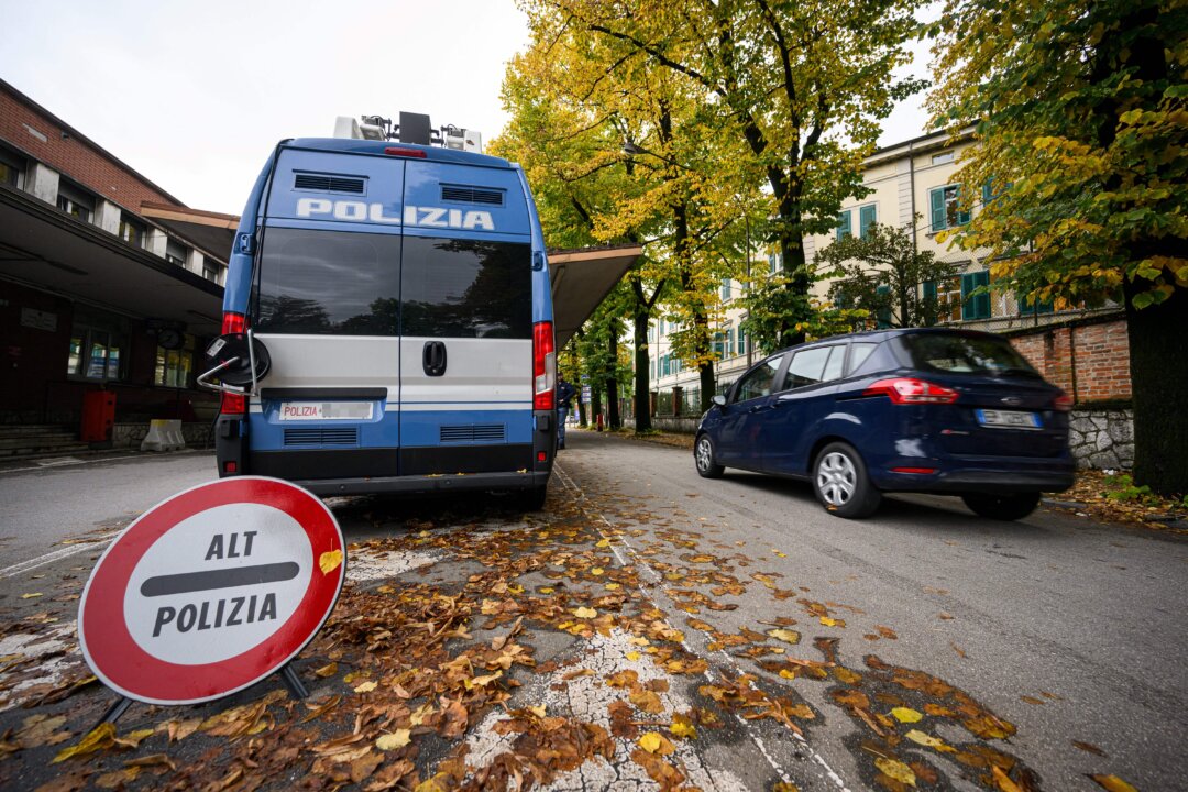 Cảnh sát biên giới Ý kiểm soát giao thông trên cửa biên giới Slovenia-Ý ở Rozna Dolina, gần Nova Gorica, Slovenia, hôm 25/10/2023, bốn ngày sau khi Ý khôi phục sự kiểm soát. (Ảnh: Jure Makovec/AFP qua Getty Images)