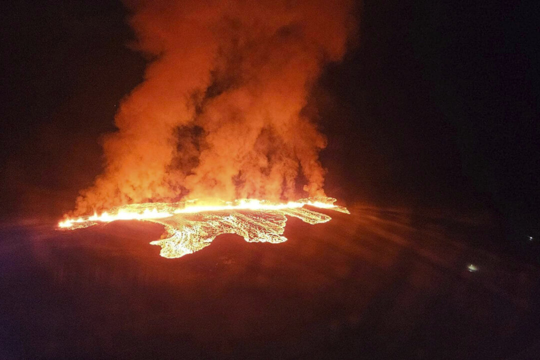Một cảnh dung nham khi núi lửa phun trào gần Grindavík, Iceland, hôm 14/01/2024. (Ảnh: Cơ quan Bảo vệ Dân sự Iceland qua AP)