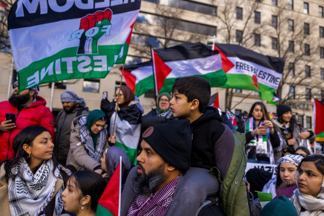 Nhiều người tham gia cuộc biểu tình “Tuần hành ở Hoa Thịnh Đốn vì Gaza” (March on Washington for Gaza) thể hiện sự ủng hộ của họ bằng cách vẫy cờ Palestine trong sự kiện trước Tòa Bạch Ốc ở Hoa Thịnh Đốn, hôm 13/01/2024. (Ảnh: Ali Khaligh/Middle East Images/AFP qua Getty Images)