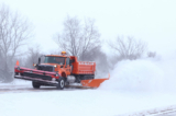 Một máy dọn tuyết I-25 trong thời tiết tương tự bão tuyết ở Blencoe, Iowa, hôm 13/01/2024. (Ảnh: Kevin Dietsch/Getty Images)