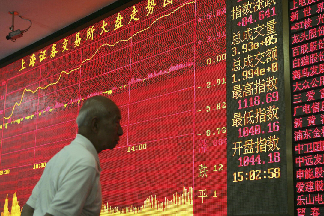 Một nhà đầu tư nhìn vào màn hình hiển thị chỉ số chứng khoán điện tử tại một công ty chứng khoán ở Thượng Hải, hôm 08/06/2005. (Ảnh: China Photos/Getty Images)