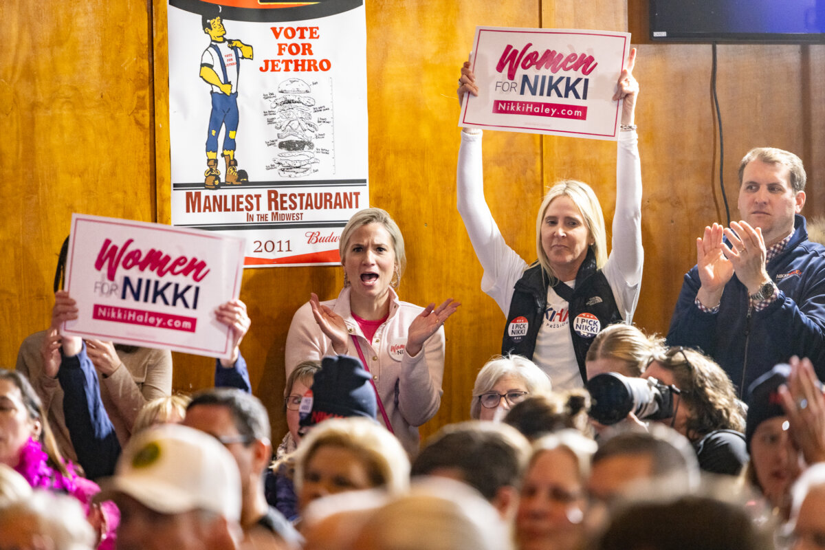 Những người ủng hộ tụ tập để nghe ứng cử viên tổng thống Nikki Haley trình bày tại Ames, Iowa, hôm 14/01/2024. (Ảnh: John Fredricks/The Epoch Times)