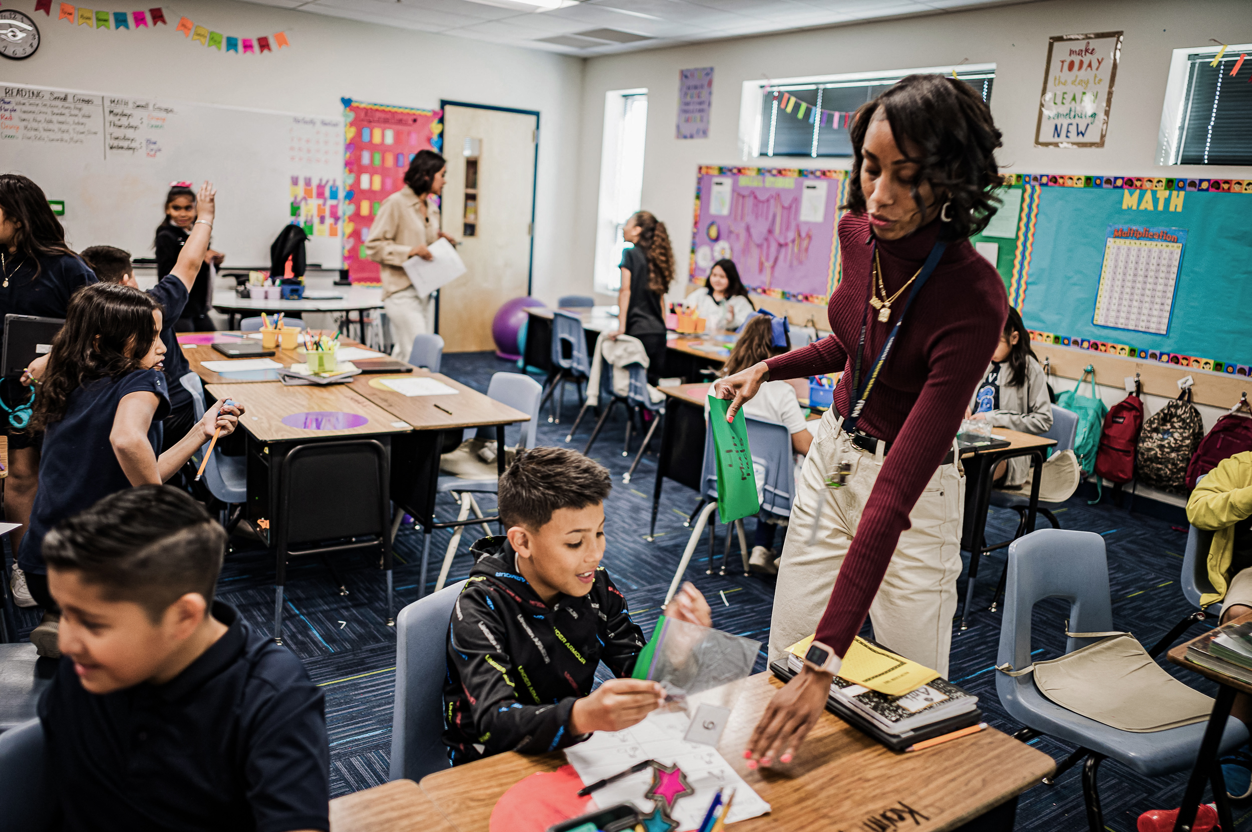 Cô Aisha Thomas (bên phải) đang học các kỹ năng giảng dạy với giáo viên Alexxa Martinez, trong lớp học của mình ở Trường Tiểu học Nevitt, ở Phoenix, Arizona, vào ngày 26/10/2022. (Ảnh: Olivier Touron/AFP qua Getty Images)