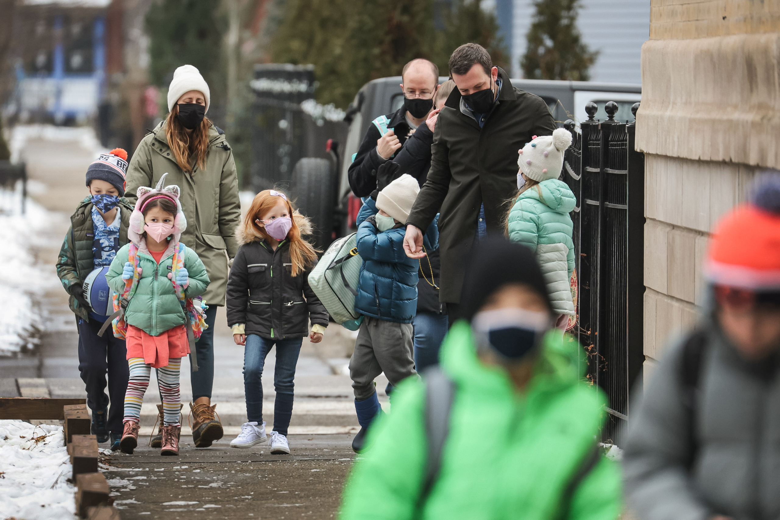 Học sinh đi bộ đến một trường tiểu học ở Chicago vào ngày 12/01/2022. (Ảnh: Scott Olson/Getty Images)