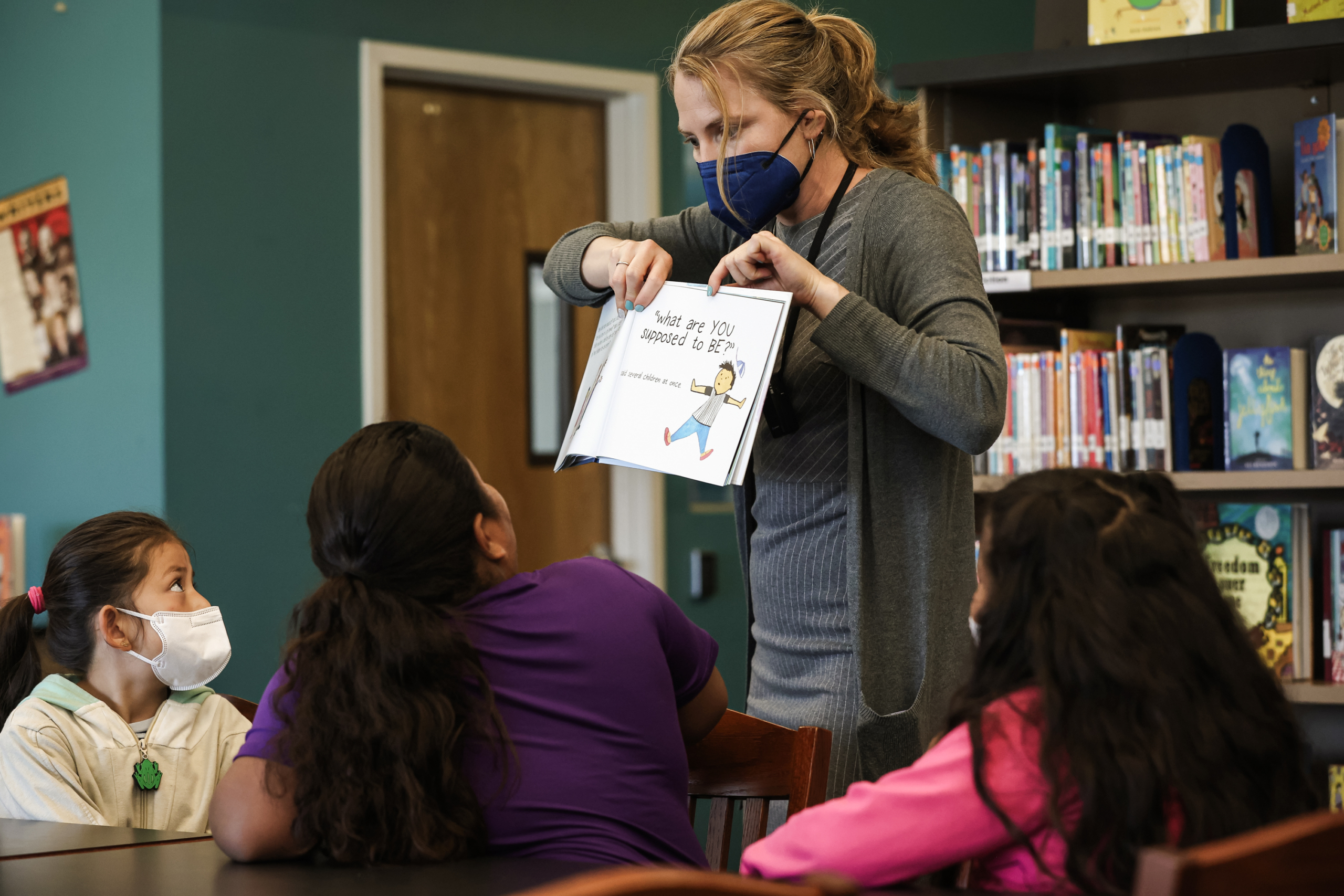 Giáo viên môn đọc viết Margaret Goldberg của Khu học chính Thống nhất West Contra Costa đọc cho học sinh tại Trường tiểu học Nystrom ở Richmond, California, vào ngày 17/05/2022. (Ảnh: Justin Sullivan/Getty Images)