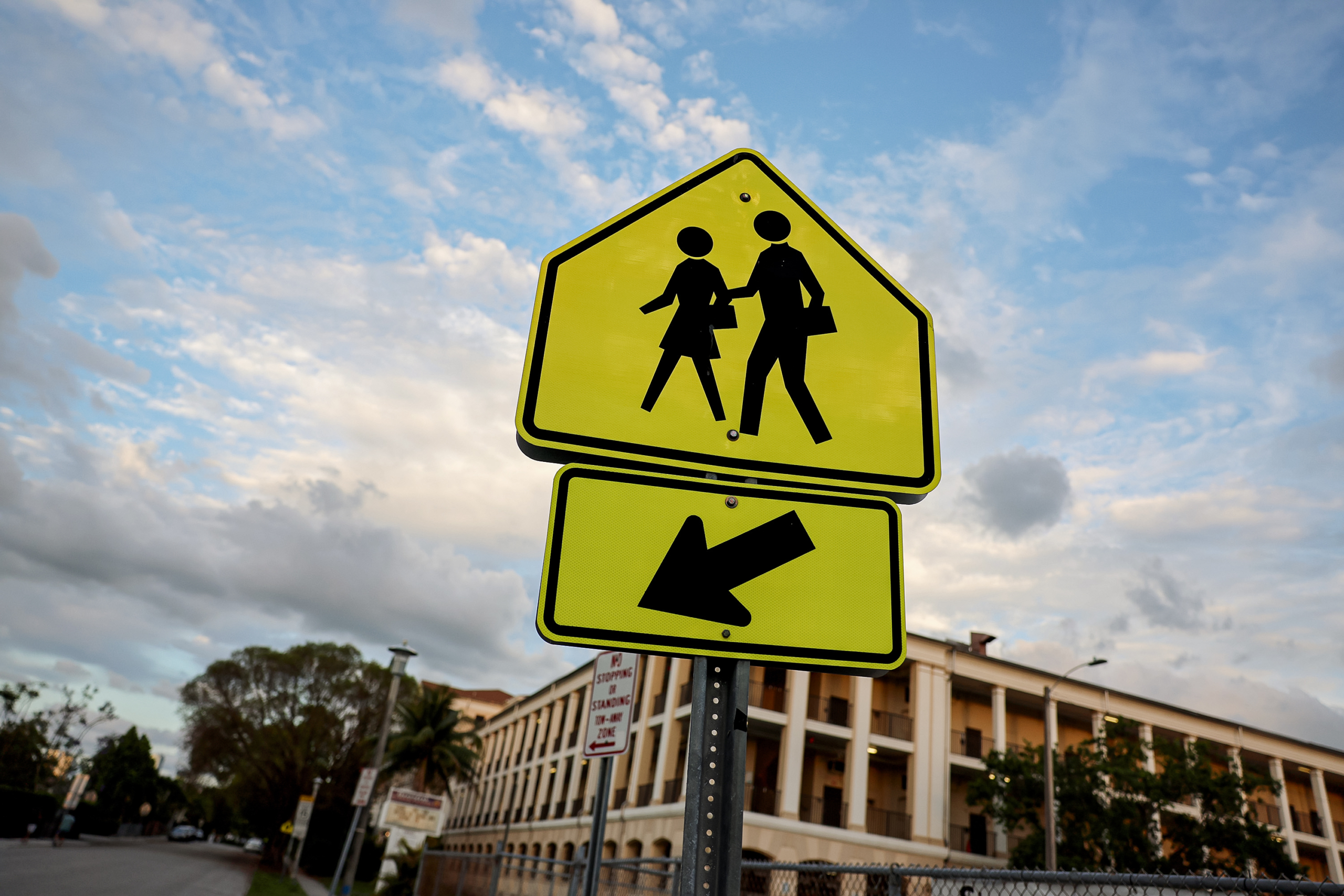 Một biển báo qua đường cảnh báo người lái xe trước một trường tiểu học ở Miami vào ngày 19/04/2023. (Ảnh: Joe Raedle/Getty Images)