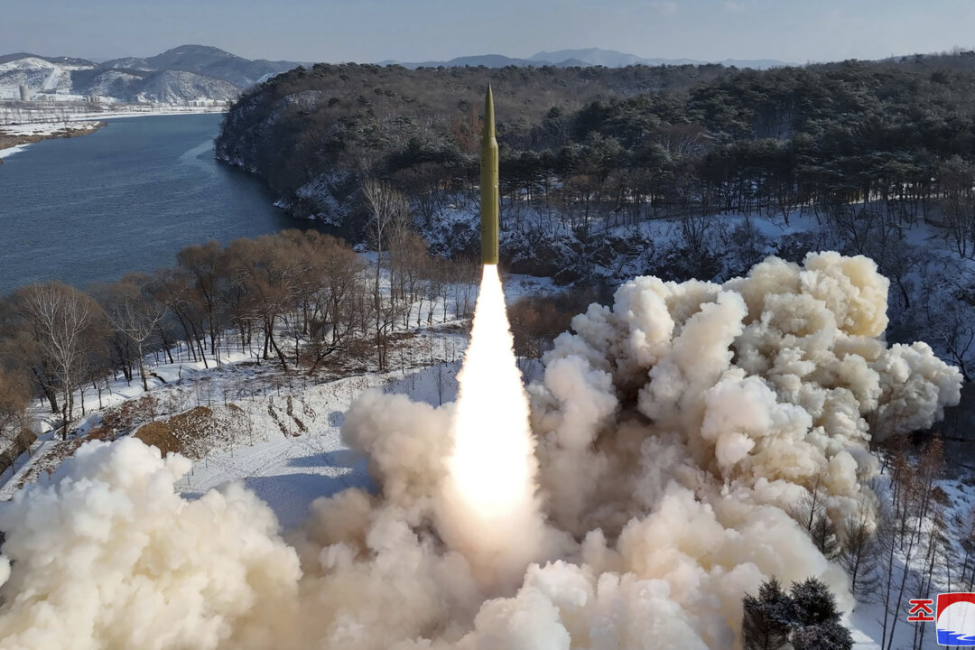 Bức ảnh do chính quyền Bắc Hàn cung cấp, cho thấy những gì họ nói về chuyến bay thử nghiệm phi đạn tầm trung sử dụng nhiên liệu rắn mới ở Bắc Hàn, hôm 14/01/2024. (Ảnh: Thông tấn xã Trung ương Bắc Hàn/Korea News Service via AP)
