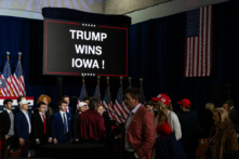 Những người ủng hộ ông Trump tập trung cho một buổi kỷ niệm sau cuộc họp bầu ở Des Moines, Iowa, hôm 15/01/2024. (Ảnh: John Fredricks/The Epoch Times)