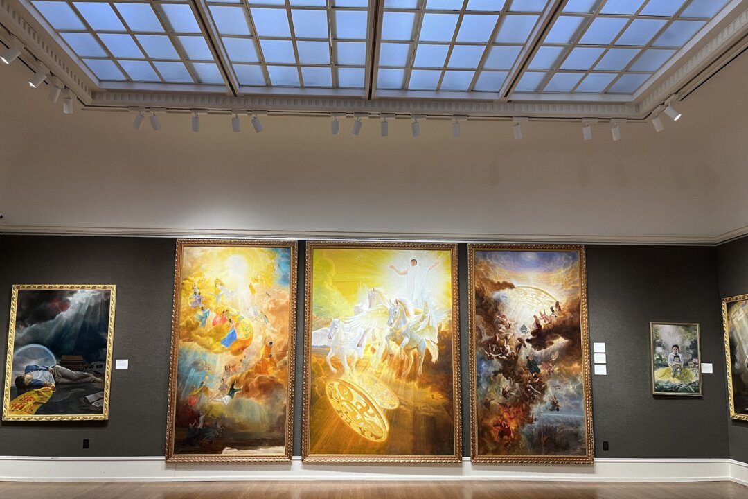 Bộ ba bức tranh ‘Phật  Ân Hạo Đãng’ được trưng bày tại cuộc thi của Đài truyền hình Tân Đường Nhân