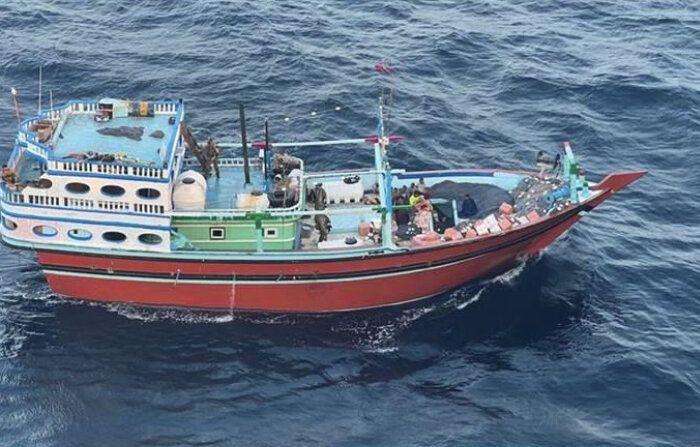 Con tàu chở các thành phần phi đạn do Iran sản xuất tới lực lượng Houthi của Yemen ở Biển Ả Rập. (Ảnh: Bộ Tư lệnh Trung tâm Hoa Kỳ qua AP)