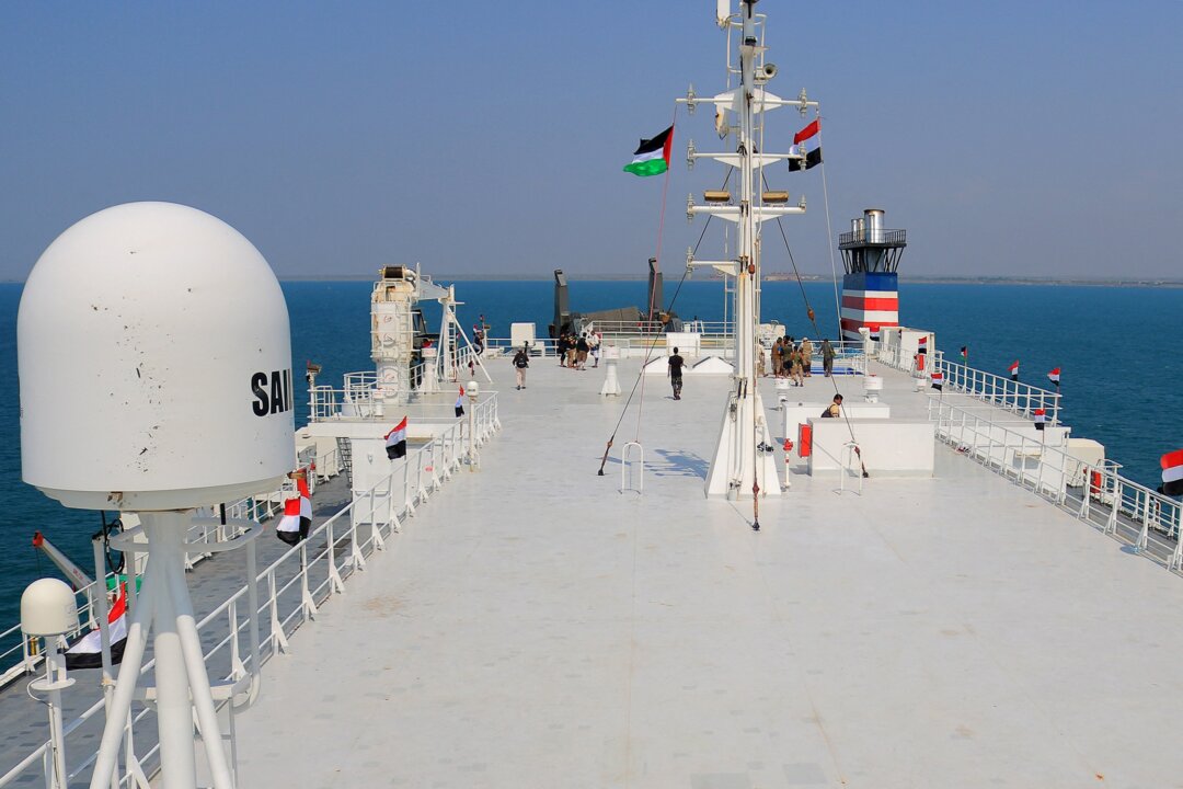 Tàu chở hàng Galaxy Leader bị phiến quân Houthi bắt giữ đã cập cảng trên Hồng Hải,  hôm 22/11/2023. (Ảnh: AFP qua Getty Images)
