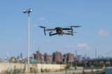 Thiết bị bay không người lái mới Mavic Zoom của DJI bay trong một sự kiện ra mắt sản phẩm tại Xưởng Hải quân Brooklyn ở thành phố New York vào ngày 23/08/2018. (Ảnh: Drew Angerer/Getty Images)