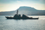 Khu trục hạm mang phi đạn dẫn đường USS Carney ở Vịnh Souda, Hy Lạp, trong một bức ảnh tài liệu. (Ảnh: Sĩ quan Cấp 3 Bill Dodge/Hải quân Hoa Kỳ qua AP)
