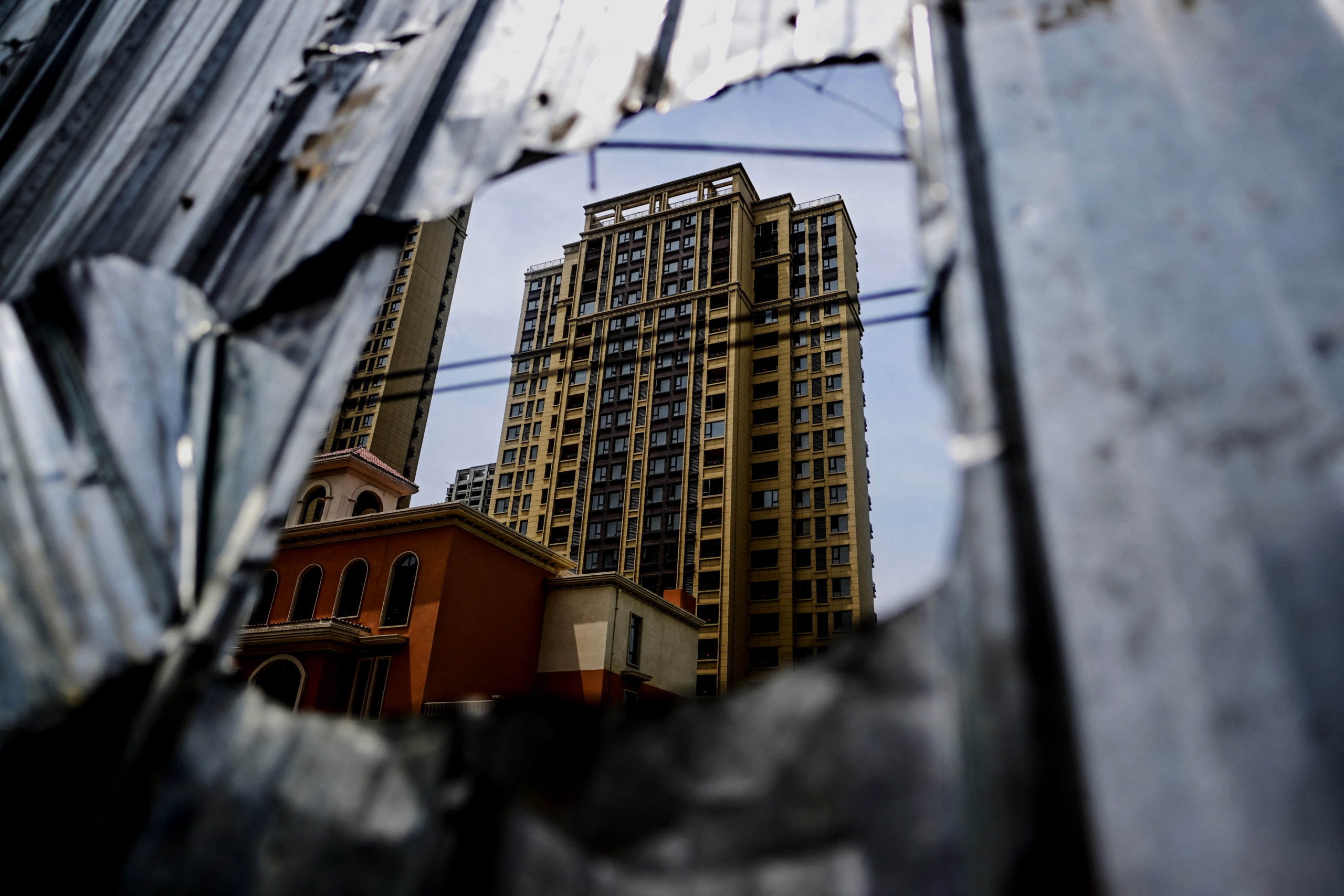 Một khu chung cư chưa hoàn thiện ở thành phố Tân Chính, miền trung tỉnh Hà Nam, Trung Quốc, vào ngày 20/06/2023. (Ảnh: Pedro Pardo/AFP qua Getty Images)