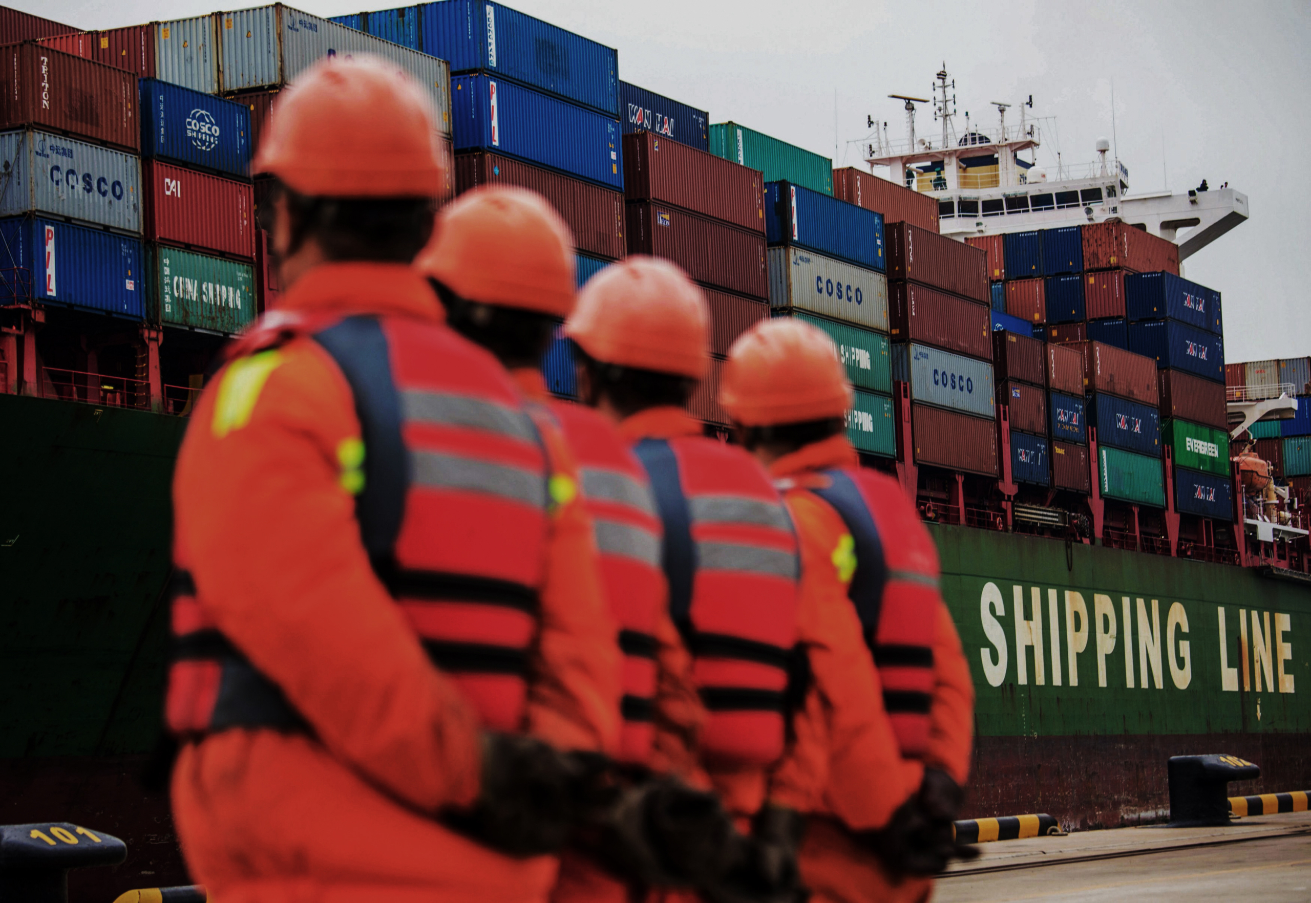 Các nhân viên kiểm tra một tàu chở hàng tại cảng ở Thanh Đảo, phía đông tỉnh Sơn Đông, Trung Quốc, vào ngày 08/11/2018. (Ảnh: STR/AFP qua Getty Images)