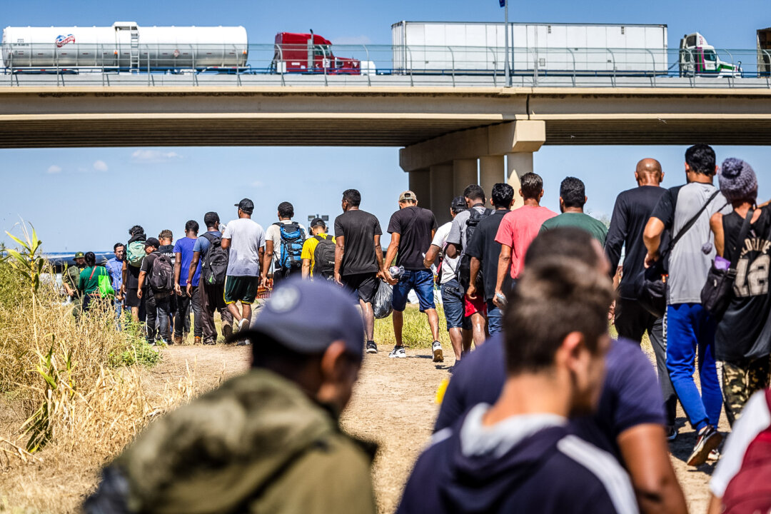 Những người nhập cư bất hợp pháp đi về phía trạm kiểm soát Tuần tra Biên giới Hoa Kỳ sau khi băng qua biên giới Hoa Kỳ-Mexico ở Eagle Pass, Texas, vào ngày 28/09/2023. (Ảnh: John Moore/Getty Images)