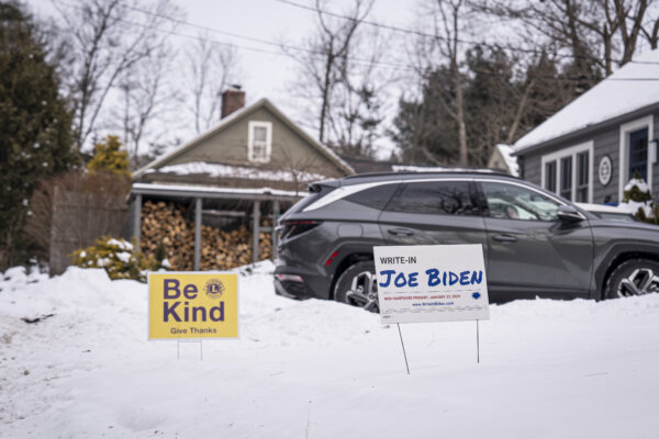 Biển hiệu “Bổ sung ông Joe Biden” xuất hiện trong sân ở Hopkinton, New Hampshire, hôm 19/01/2024, vài ngày trước cuộc bầu cử sơ bộ ở New Hampshire. (Ảnh: Madalina Vasiliu/The Epoch Times)