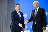 Thủ tướng Trung Quốc Lý Cường (trái) và ông Klaus Schwab, người sáng lập và chủ tịch điều hành của Diễn đàn Kinh tế Thế giới, trong môt phiên họp toàn thể tại Tòa nhà Quốc hội tại cuộc họp thường niên lần thứ 54 của Diễn đàn Kinh tế Thế giới (WEF), ở Davos, Thụy Sĩ, hôm 16/01/2024. (Ảnh: Laurent Gillieron/Pool/AFP qua Getty Images)