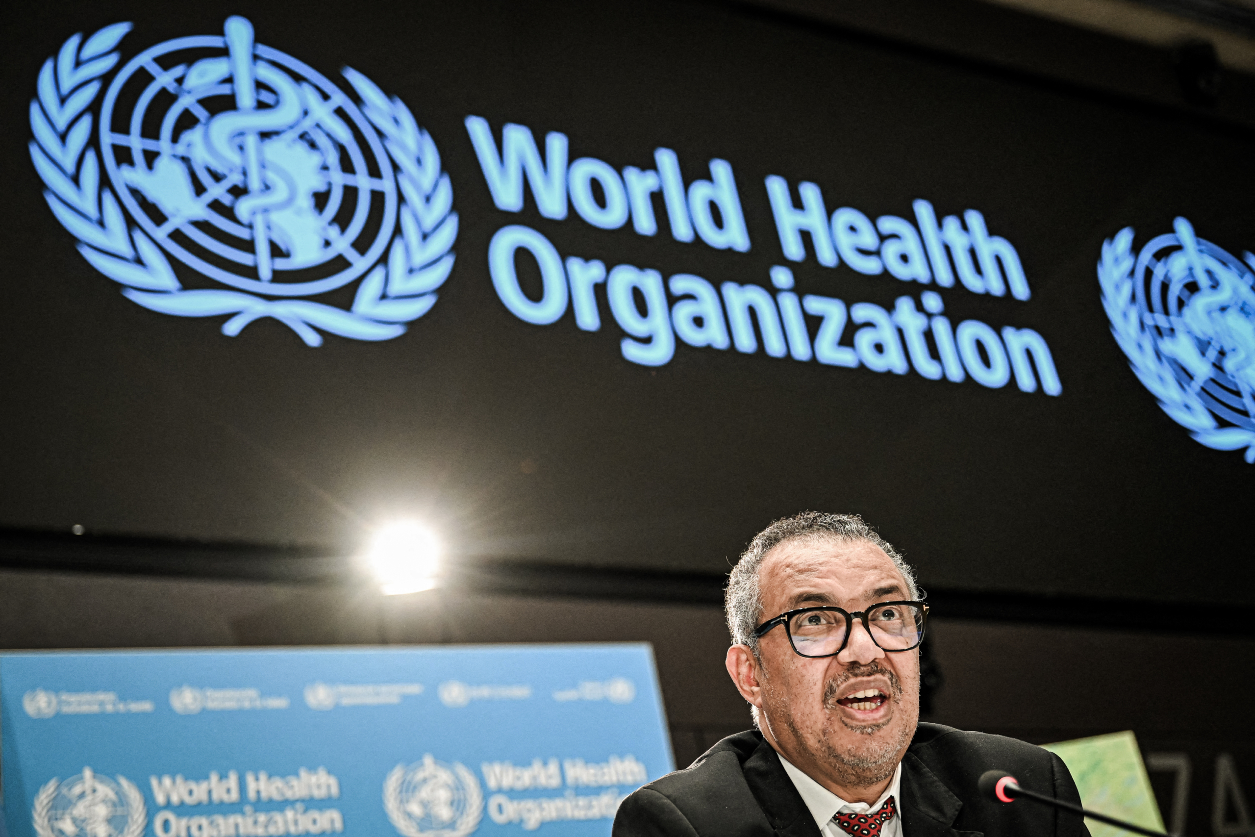Ông Tedros Adhanom Ghebreyesus, Tổng giám đốc Tổ chức Y tế Thế giới, trong một cuộc họp báo ở Geneva, ngày 06/04/2023. (Ảnh: Fabrice Coffrini/AFP qua Getty Images)