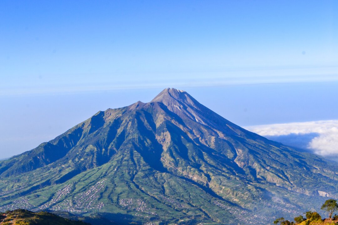 Indonesia: Núi lửa Merapi phun trào, nhiều núi lửa khác đồng loạt hoạt động, hàng ngàn người phải sơ tán