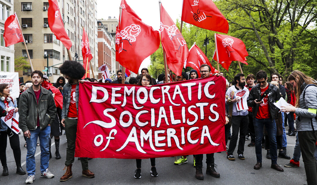 Các thành viên của Tổ chức Những Người xã hội chủ nghĩa Dân chủ Mỹ tập trung bên ngoài tòa nhà thuộc sở hữu của ông Trump vào Ngày Quốc tế Lao động 01/05 ở thành phố New York, New York, vào ngày 01/05/2019. (Ảnh: Spencer Platt/Getty Images)