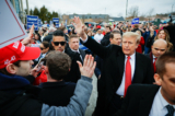 Ứng cử viên tổng thống của Đảng Cộng Hòa, cựu Tổng thống Donald Trump, đến thăm một địa điểm bỏ phiếu tại Trường Trung học Londonderry ở Londonderry, New Hampshire, vào ngày bầu cử sơ bộ, hôm 23/01/2024. (Ảnh: Chip Somodevilla/Getty Images)
