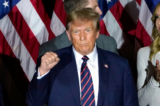 Cựu Tổng thống và là ứng cử viên tổng thống hiện tại của Đảng Cộng Hòa Donald Trump ăn mừng chiến thắng tại tiệc đêm bầu cử sơ bộ ở Nashua, New Hampshire, hôm 23/01/2024. (Ảnh: Timothy A. Clary/AFP qua Getty Images)