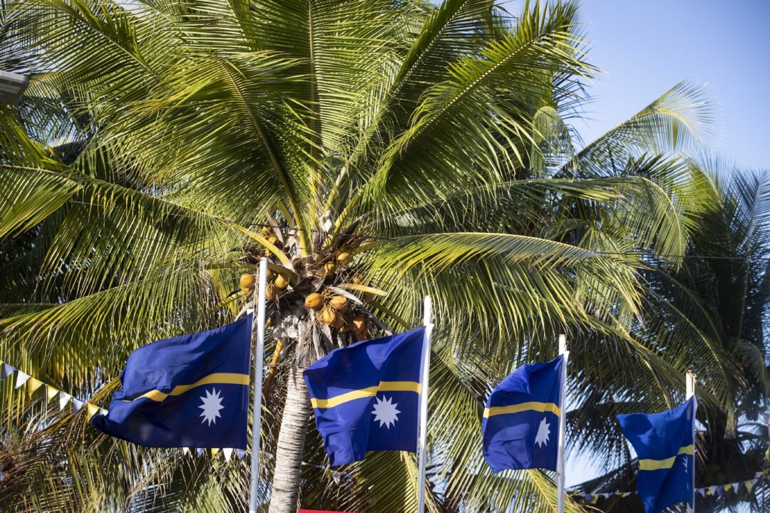 Quốc kỳ ở Nauru trong Diễn đàn Quần đảo Thái Bình Dương tại quốc gia Thái Bình Dương Nauru nhỏ bé, vào ngày 03/09/2018. (Ảnh: Jason Oxenham/Pool Photo qua AP)