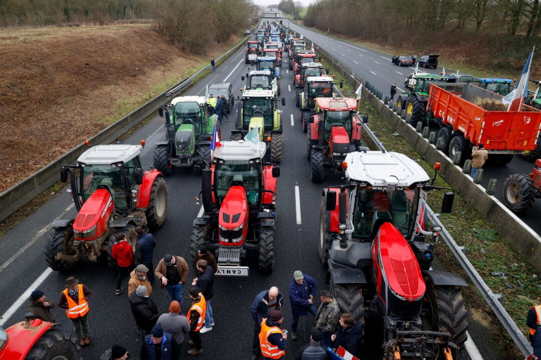 Nông dân Pháp sử dụng máy kéo để chặn đường cao tốc A1 khi họ phản đối áp lực giá cả, thuế và quy định xanh, ở Chamant, gần Paris, Pháp, hôm 26/01/2024. (Ảnh: Abdul Saboor/Reuters)