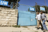 Người Palestine đi ngang qua cổng một trường học do UNRWA điều hành ở Nablus tại Tây Ngạn, ngày 13/08/2018. (Ảnh: Abed Omar Qusini/Reuters)