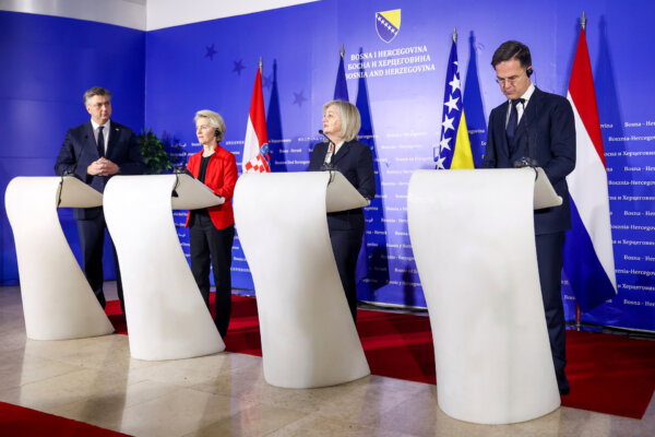 Chủ tịch Hội đồng Bộ trưởng Bosnia-Herzegovina, bà Borjana Kristo (thứ 2 bên phải), trình bày trong một cuộc họp báo chung với Thủ tướng Croatia, ông Andrej Plenkovic (bên trái), Chủ tịch Ủy ban Âu Châu Ursula von der Leyen (thứ 2 bên trái), và Thủ tướng Hà Lan, ông Mark Rutte, sau cuộc họp của họ ở Sarajevo, Bosnia, hôm 23/01/2024. (Ảnh: AP/Armin Durgut)