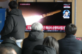 Màn ảnh truyền hình chiếu hình ảnh vụ phóng hỏa tiễn của Bắc Hàn trong một chương trình thời sự tại Ga xe lửa Seoul ở Seoul, Nam Hàn, vào ngày 28/01/2024. (Ảnh: Ahn Young-joon/AP Photo)