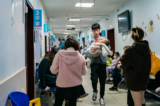 Các bậc cha mẹ có con mắc bệnh hô hấp đang xếp hàng tại một bệnh viện nhi ở Trùng Khánh, Trung Quốc, hôm 23/11/2023. (Ảnh: CFOTO/Future Publishing qua Getty Images)