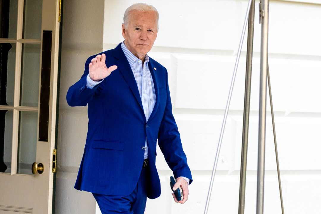 Tổng thống Joe Biden rời Tòa Bạch Ốc để lên chiếc trực thăng Marine One trên Bãi cỏ phía Nam, hôm 27/01/2024. (Ảnh: Tasos Katopodis/Getty Images)