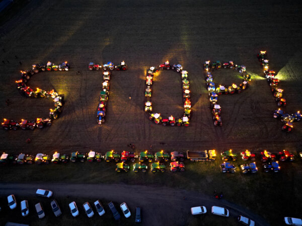 Ảnh chụp từ trên không cho thấy những chiếc máy kéo được đặt gần nhau để hình thành chữ “STOP !” (dừng lại) trong cuộc biểu tình của nông dân về một số vấn đề ảnh hưởng đến ngành của họ, ở Maille, miền trung nước Pháp, hôm 23/01/2024. (Ảnh: Guillaume Souvant/AFP)