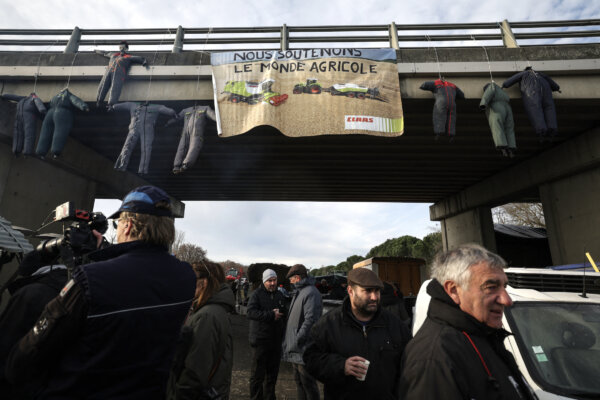 Một biểu ngữ có nội dung “Chúng tôi ủng hộ phong trào nông nghiệp” khi nông dân chặn đường cao tốc A64 để phản đối thuế và thu nhập giảm sút, gần Carbonne, phía nam Toulouse, hôm 22/01/2024. Kể từ ngày 18/01/2024, nông dân đã chặn xa lộ A64 ở Carbonne gần Toulouse. Ở Pháp, cũng như những nơi khác ở châu Âu, số lượng các cuộc biểu tình của nông dân ngày càng gia tăng trong những tuần gần đây. (Ảnh: Valentine Chapuis/AFP)