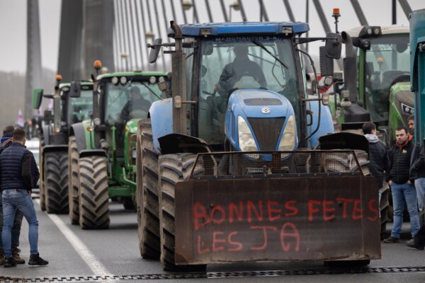 Nông dân chặn cầu Iroise ở Brest, miền Tây nước Pháp, hôm 24/01/2024, khi họ phản đối việc đánh thuế và giảm thu nhập. Các liên đoàn nông nghiệp hùng mạnh của Pháp đã gặp Thủ tướng Pháp hôm 22/01, sau khi đe dọa chính phủ rằng họ sẽ tiến hành biểu tình từ một tuần trở lên nếu yêu cầu của họ không được đáp ứng. (Ảnh: Fred Tanneau/AFP)