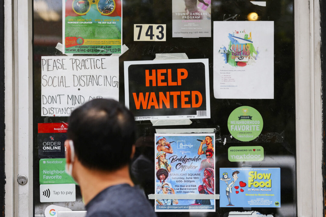 Hoa Kỳ: Số vị trí tuyển dụng tăng lên nhưng lượng nhân viên bỏ việc ít hơn cho thấy niềm tin vào thị trường lao động yếu đi