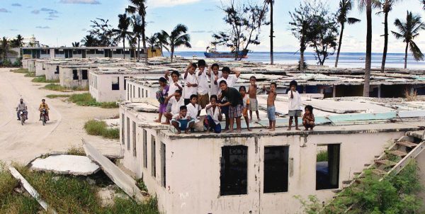 Bức ảnh chụp ngày 11/09/2001 về nhà ở tồi tàn ở quốc đảo Nauru đã vỡ nợ, nước cộng hòa nhỏ nhất thế giới. (Ảnh: Torsten Blackwood/AFP/Getty Images)