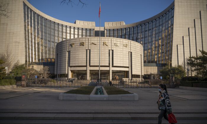 Trụ sở chính của Ngân hàng Nhân dân Trung Quốc (PBOC), ngân hàng trung ương của Trung Quốc, tại Bắc Kinh hôm 13/12/2021. (Ảnh: Andrea Verdelli/Bloomberg qua Getty Images)