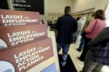 Việc gia hạn trợ cấp thất nghiệp sẽ không áp dụng cho những người Nevada đã nhận được đủ số tiền hạn mức trợ cấp. Phía trên bức ảnh là những người tìm việc đang xếp hàng chờ trợ giúp tại một trung tâm việc làm do chính phủ điều hành, ở Las Vegas, Nevada, hôm 09/11/2010. (Ảnh: Robyn Beck/AFP/Getty Images)
