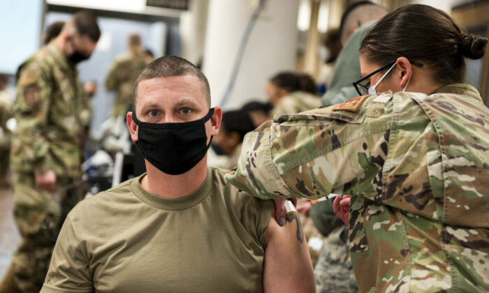Hơn 200 quân nhân, cựu chiến binh Hoa Kỳ cam kết buộc các nhà lãnh đạo quân sự chịu trách nhiệm về lệnh chích vaccine