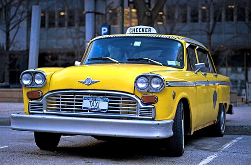 Xe taxi của hãng Checker, từng có mặt khắp nơi trên đường phố New York, giờ đây đã trở thành một hình ảnh hiếm thấy và được thuê chủ yếu cho các đám cưới, lễ trưởng thành Bar Mitzvah, và các bộ phim về thời xưa. (Ảnh: Tài sản công qua Wikimedia Commons)