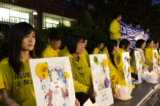 Các học viên Pháp Luân Công tham dự buổi thắp nến tưởng niệm trước Lãnh sự quán Trung Quốc tại Toronto ngày 15/07/2021, đánh dấu 22 năm kể từ khi chính quyền cộng sản Trung Quốc phát động cuộc đàn áp. (Ảnh: Evan Ning/The Epoch Times)