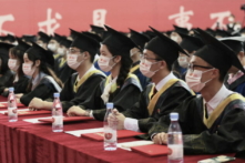 Sinh viên tốt nghiệp đeo khẩu trang tham dự lễ khai giảng tại Đại học Bưu chính Viễn thông Trùng Khánh ở Trùng Khánh, Trung Quốc, vào ngày 22/6/2022. (Ảnh: Cnsphoto qua Reuters)