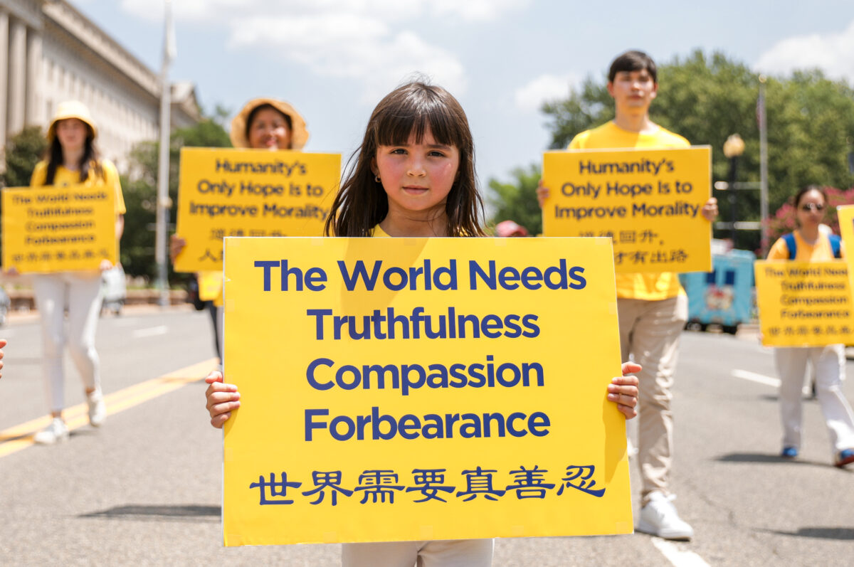 Các học viên Pháp Luân Công tham gia cuộc diễn hành đánh dấu kỷ niệm 22 năm ngày bắt đầu cuộc đàn áp của chính quyền Trung Quốc đối với Pháp Luân Công, tại Hoa Thịnh Đốn, vào ngày 16/07/2021. (Ảnh: Samira Bouaou/The Epoch Times)