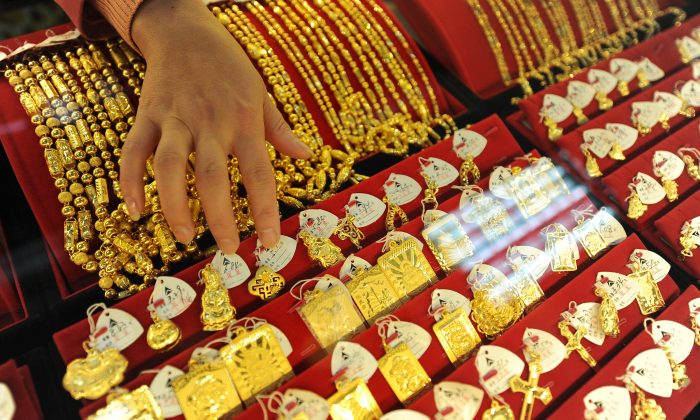 Nhiều món trang sức bằng vàng khác nhau tại một cửa hàng trang sức ở thành phố Hợp Phì, tỉnh An Huy, miền đông Trung Quốc vào ngày 10/11/2009. (Ảnh: STR/AFP/Getty Images)